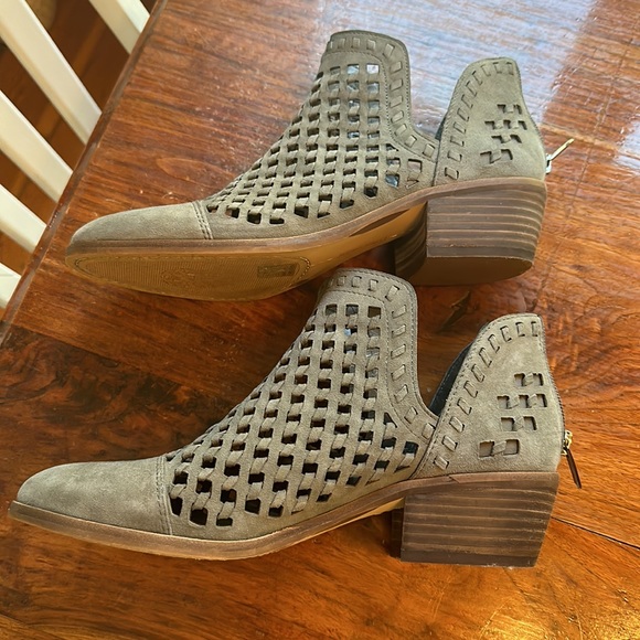 New Vince Camuto army green leather booties - Picture 2 of 7